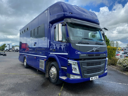 Volvo FM330 4x2 Horsebox (2017)