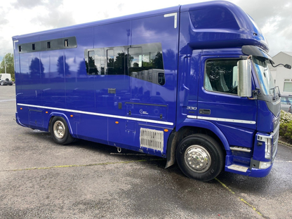 Volvo FM330 4x2 Horsebox (2017)