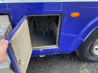 Volvo FM330 4x2 Horsebox (2017)