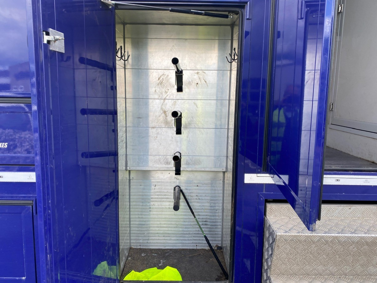 Volvo FM330 4x2 Horsebox (2017)