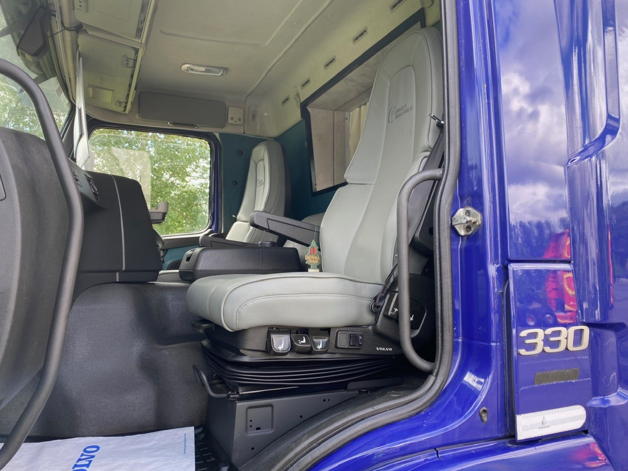 Volvo FM330 4x2 Horsebox (2017)