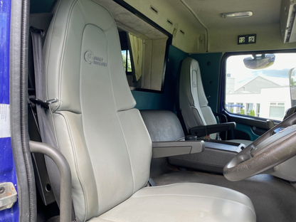 Volvo FM330 4x2 Horsebox (2017)