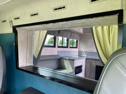 Volvo FM330 4x2 Horsebox (2017)