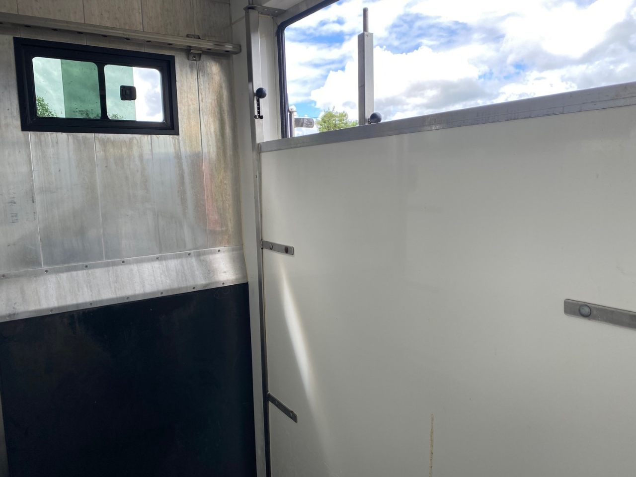 Volvo FM330 4x2 Horsebox (2017)
