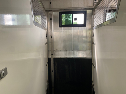 Volvo FM330 4x2 Horsebox (2017)