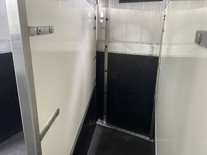 Volvo FM330 4x2 Horsebox (2017)