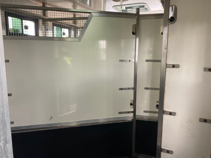 Volvo FM330 4x2 Horsebox (2017)
