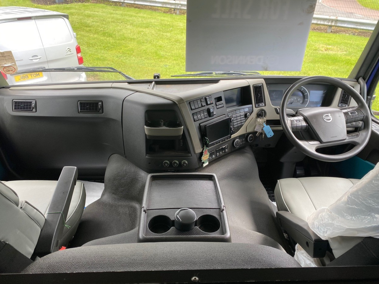 Volvo FM330 4x2 Horsebox (2017)