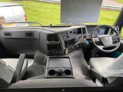 Volvo FM330 4x2 Horsebox (2017)