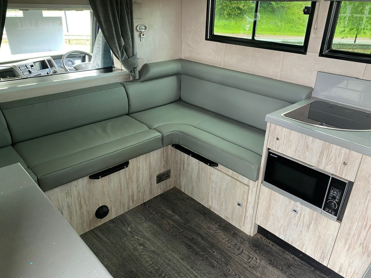 Volvo FM330 4x2 Horsebox (2017)