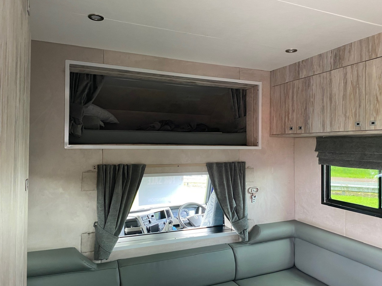 Volvo FM330 4x2 Horsebox (2017)