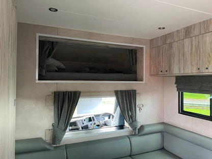 Volvo FM330 4x2 Horsebox (2017)