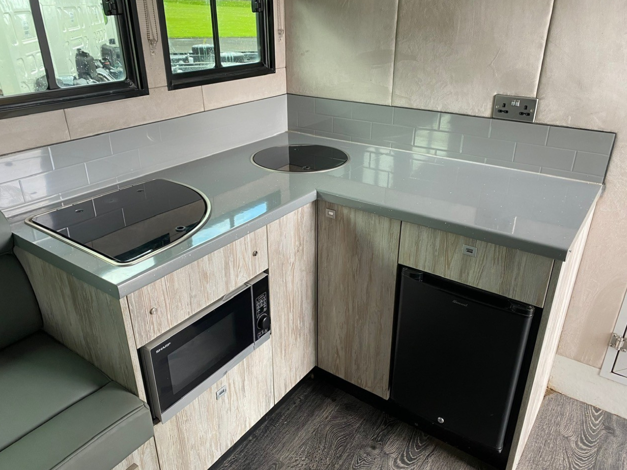 Volvo FM330 4x2 Horsebox (2017)