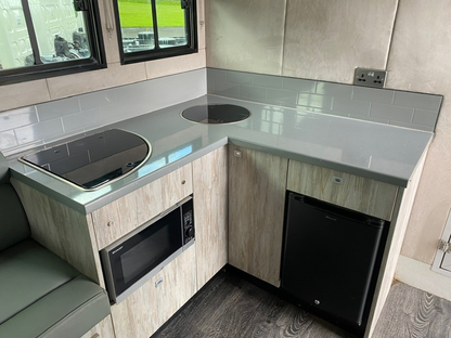 Volvo FM330 4x2 Horsebox (2017)